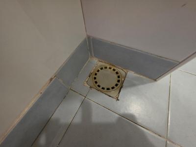 Fotky pokojů na rezervaci vypadají jinak... realita je hrozná 