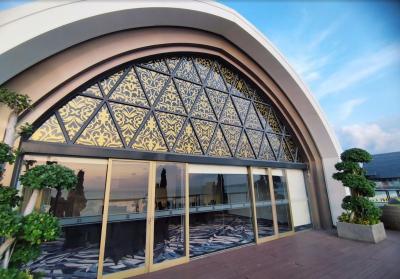 Prohlídka hotelu - Rooftop party v hotelu s výhledem na moře a odlétající letadla