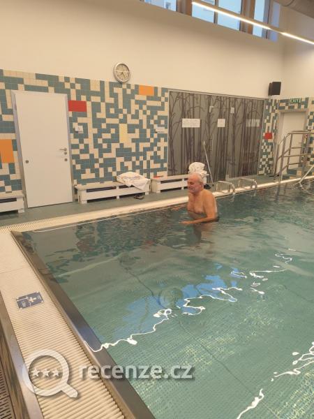 Úžasný bazén s odraženou teplotou vody.. nebyl studený
