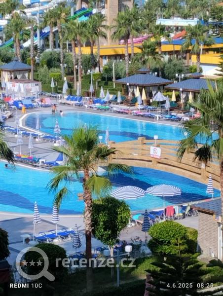 Pohled z pokoje na jeden z mnoha bazénů